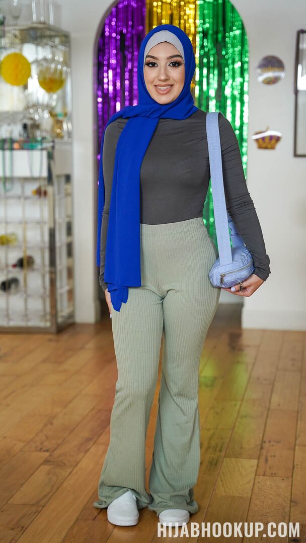 Мужик шпилит сисястую красивую телочку