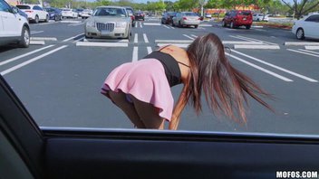 Милашка светит трусиками и в машине по дырочкам получает