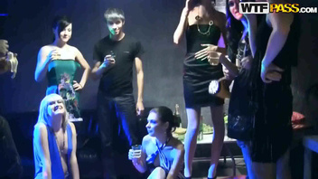 Красивые девушки на студенческой вечеринки (Эпизод 1)