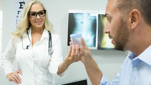 Пришел сдавать анализы но аппетитной докторше пришлось самой получать семя для теста