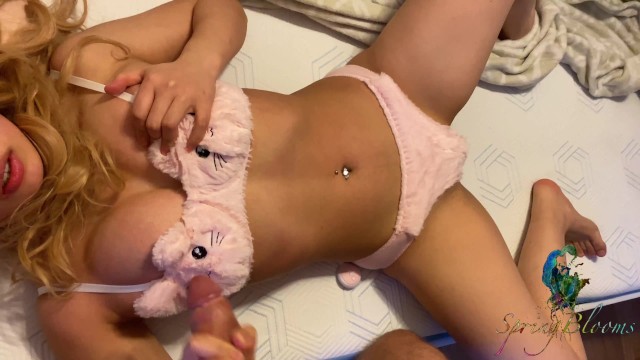 Будит  сводную сестричку  чтобы  выебать