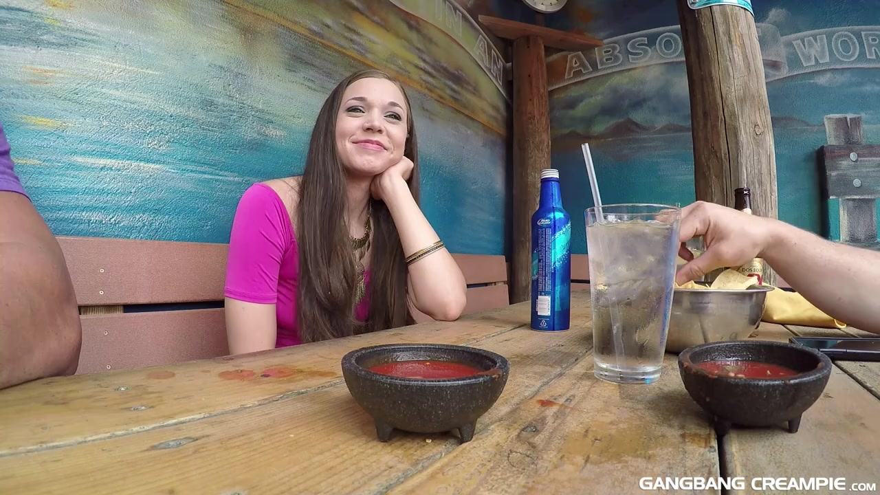 Телочка после секса с толпой мужиков выпила сперму со своей пизды