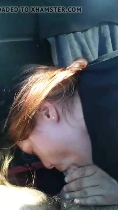 Дает на рот блуднице и телка минет круто исполняет – очень жаркий любительский отсос хуя