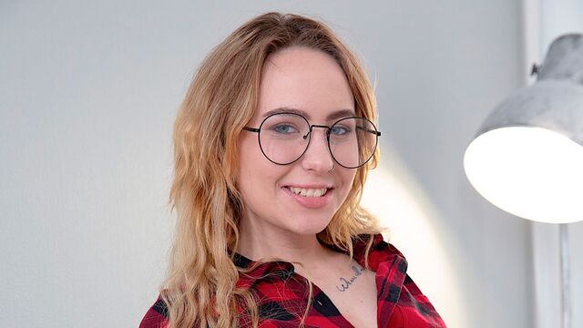 Возбужденная  молодка Белла (Bella Mur) хочет его  член
