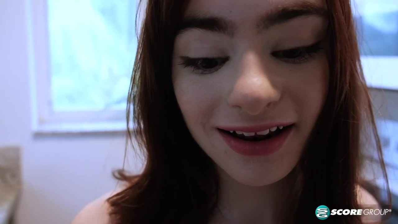 Молодка оголяется и играет с киской