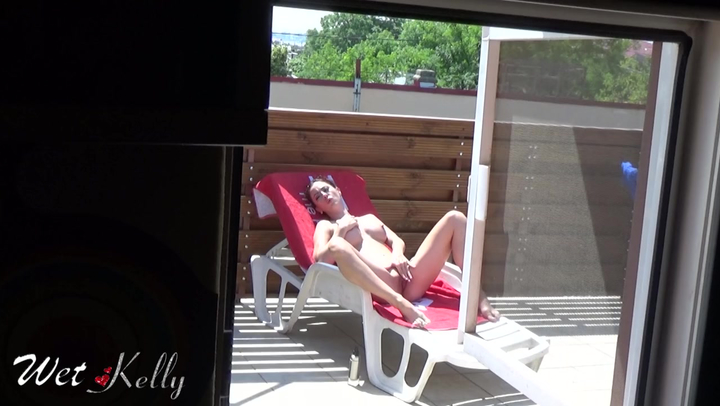 Моя соседка мастурбирует у на шезлонге