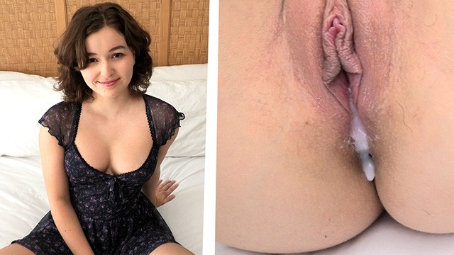 Красотка  сосет хуй и принимает  в киску