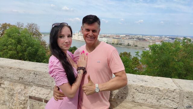 Папик спонсор трахает  свою молоденькую брюнетку