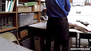 Секс на складе, молодую воровку блондинку  охранник членом наказывает в бритую писечку