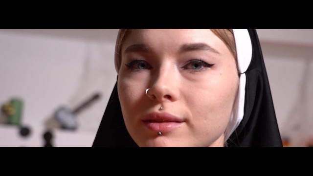 Монашка оказывается распутной телочкой