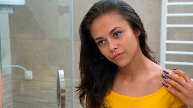 Молоденькая брюнетка  любит долбиться