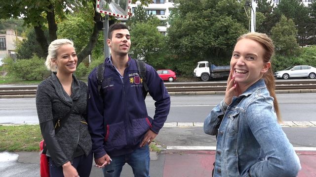 Две страстные красотки разделили между собой твердый член горячего парня