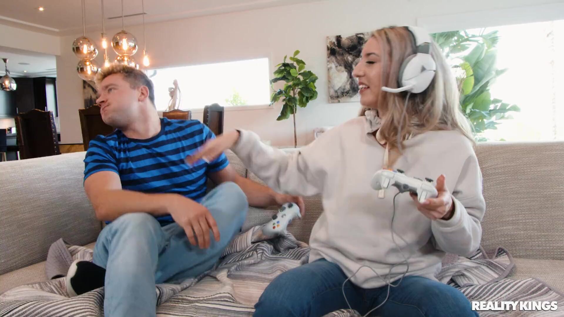 Парень шпилит пухлую сисястую телку