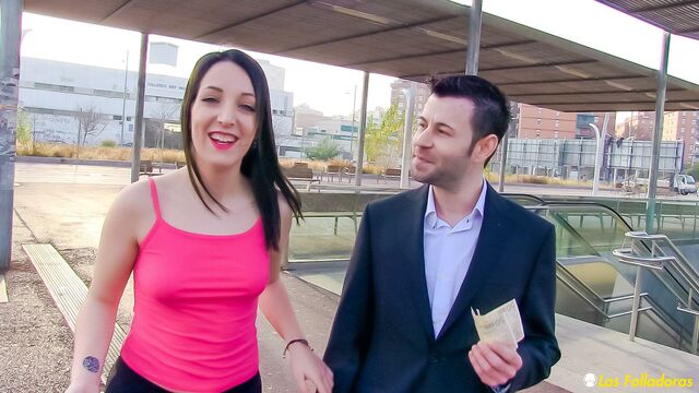 Снимает  пышногрудую чтобы  ебать