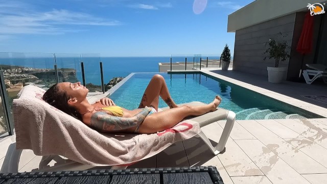 Красивая  сучка любит мастурбацию