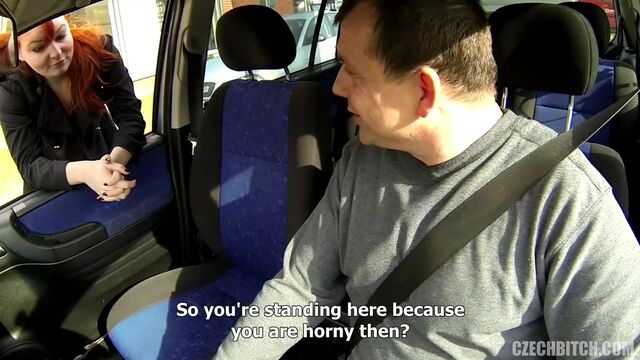 Снимает рыжую шлюху для ебли в машине