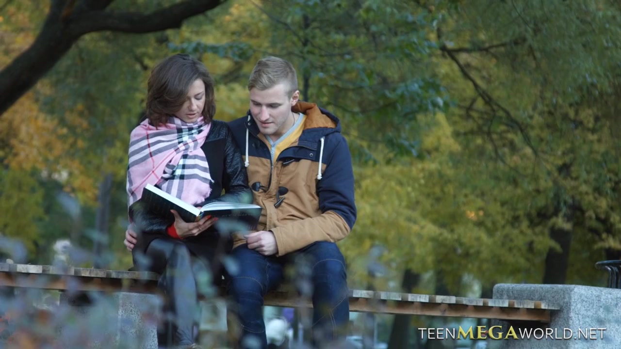 Красивая писечка русской девушки трещит от большого члена парня