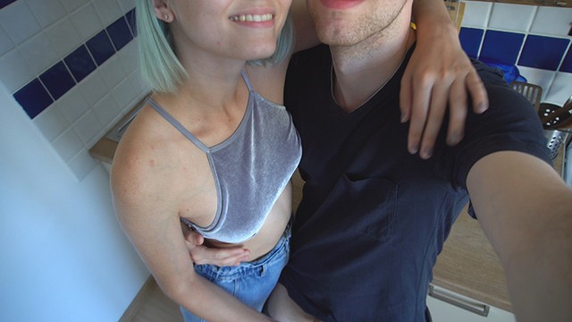 Молодые не стесняясь снимают домашний минет, сучка глотает сперму