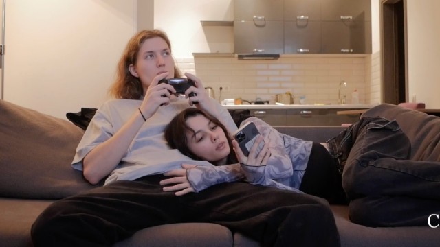 Девочка  отсасывает и долбится