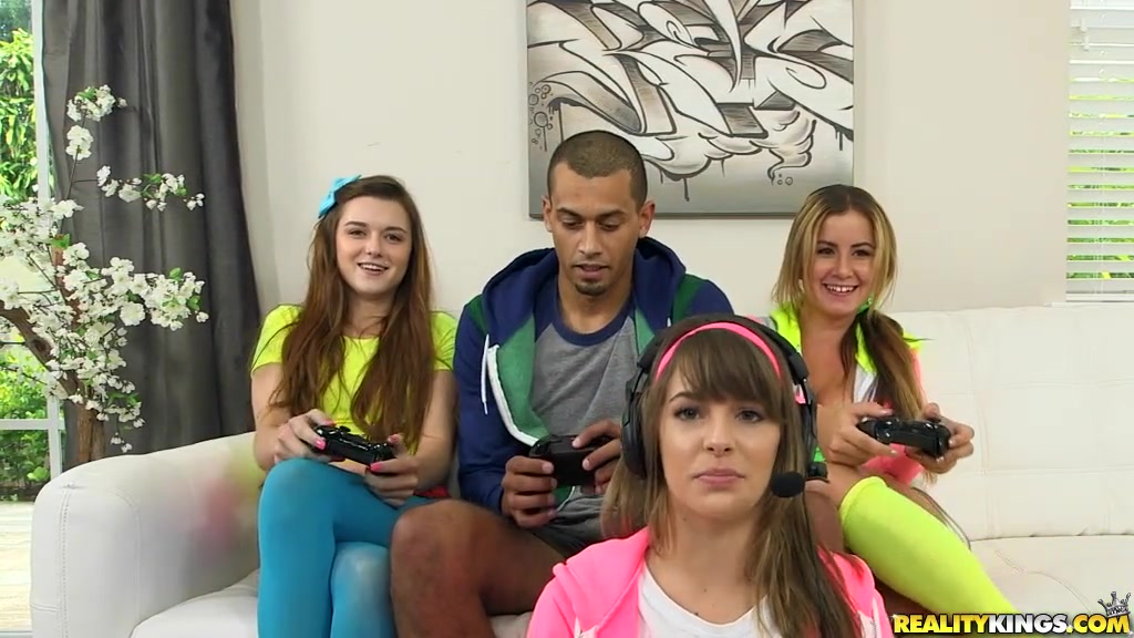 Три подруги поиграли на интерес и получили "игрушкой".