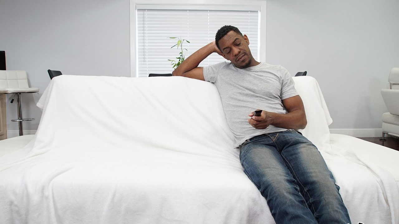 Негр имеет свою шоколадку