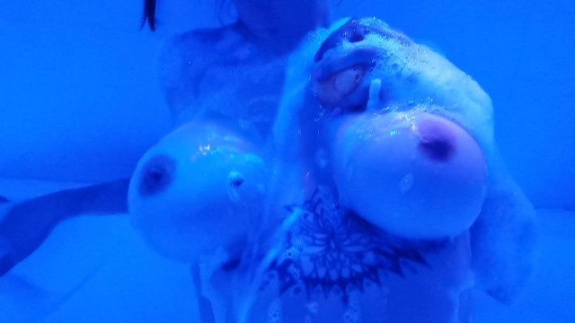 Неоновый секс в ванной комнате