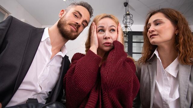 Одну телку трахнул, вторая смотрит