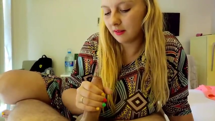 Подруга с очумелыми ручками доводит пенис до фантастически извергающего оргазма