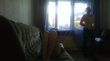 Парень трахнул свою девушку на диване в домашнем порно - русское