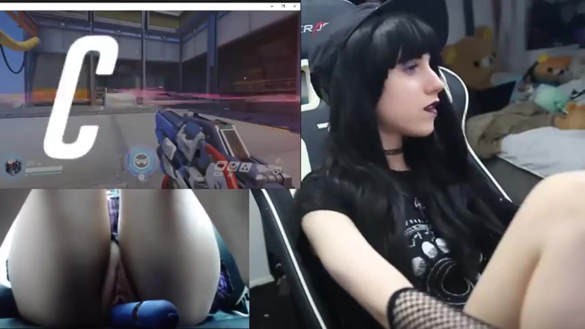 Геймерша вставила в попочку стразу в "киску" вибратор. Lana Rain 28.