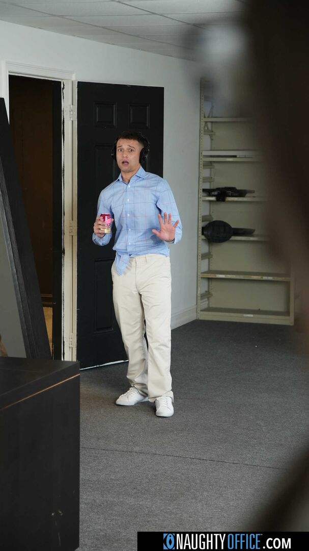 Разминает сексом классную шикарную телочку