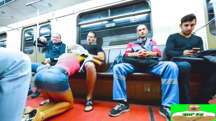 ДЕВУШКА СОСАЛА ПАРНЮ В ПОЕЗДЕ ПРИ ВСЕХ  в метро