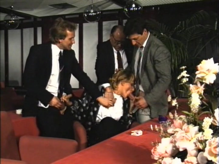 Joy Karins - В ресторане