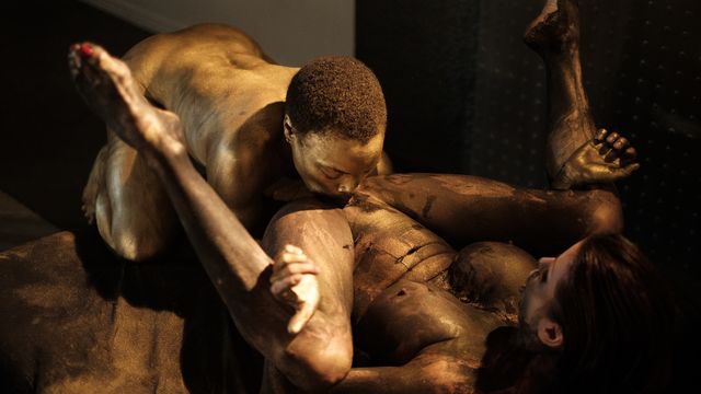 Жаркий трах темнокожей пары во всевозможных позах из камасутры