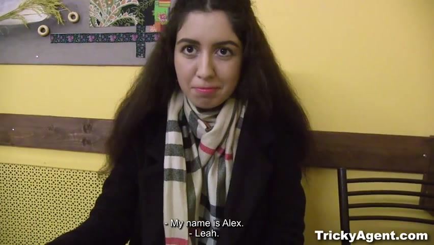 Застенчивая девушка познакомилась с парнем в местном ресторане, и вскоре она оседлала его член