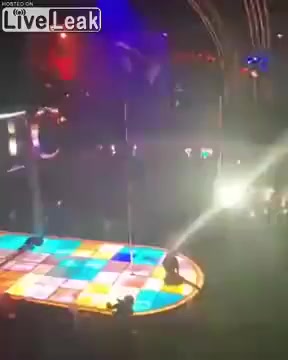 Стриптизерша упала с шеста