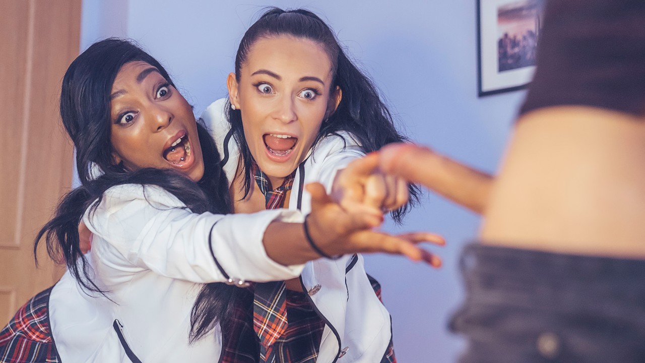 Темноволосая страстная красота жарко трахается с белой парочкой