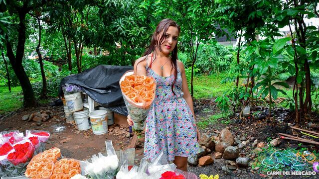 Продавщица цветов готова попробовать мой член