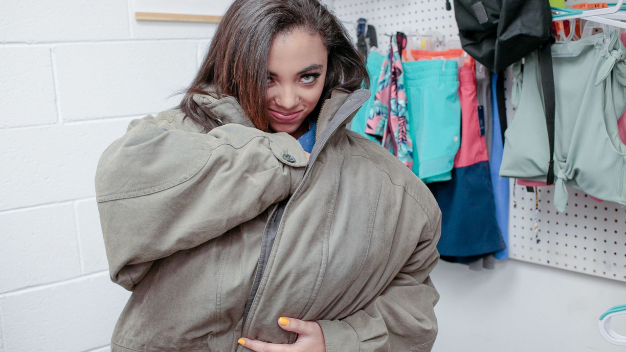 Дает магазинной воровке сосать