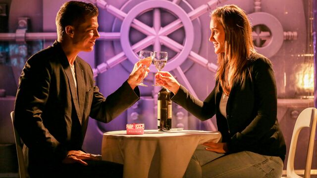 Выпивают и ебутся, Наоми Беннет (Naomi Bennet)