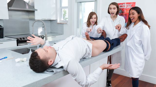 Три горячие красотки решили как следует порезвиться с молодым страстным парнем