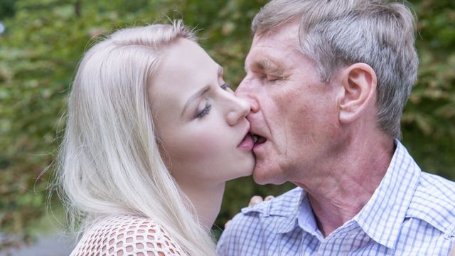 Старик на свежем воздухе трахает молодое тело – ебля девки шлюхи и старого члена