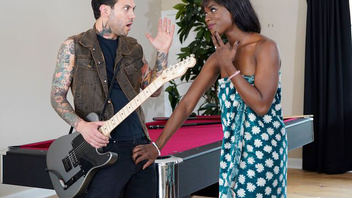 Музыкант пришел наниматься на работу к негритоске в кафе а та его выебала