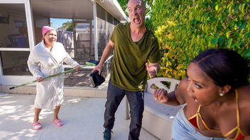 Секс на заднем дворе ворчливой старушки