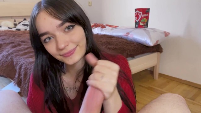 Брюнетка  отсасывает любимый  хер