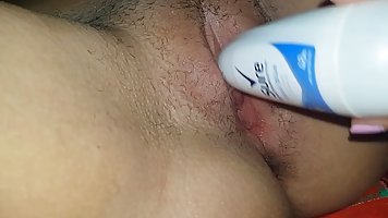 Дезодорантом себе переднюю дырку телка разрабатывает, любительская порнушка