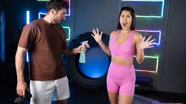 Брюнетка готова потрахаться