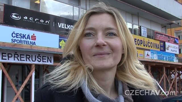 Снял  телочку чтобы надавать ей по ротику и по  пилотке