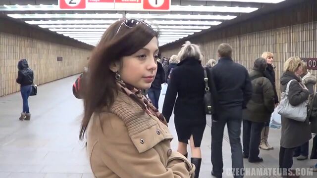 Пара везде готова ебаться - в ванной, на кровати, в поезде