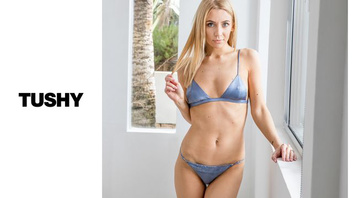 Светловолосая телка любит чувствовать в своей жопе хуй своего парня